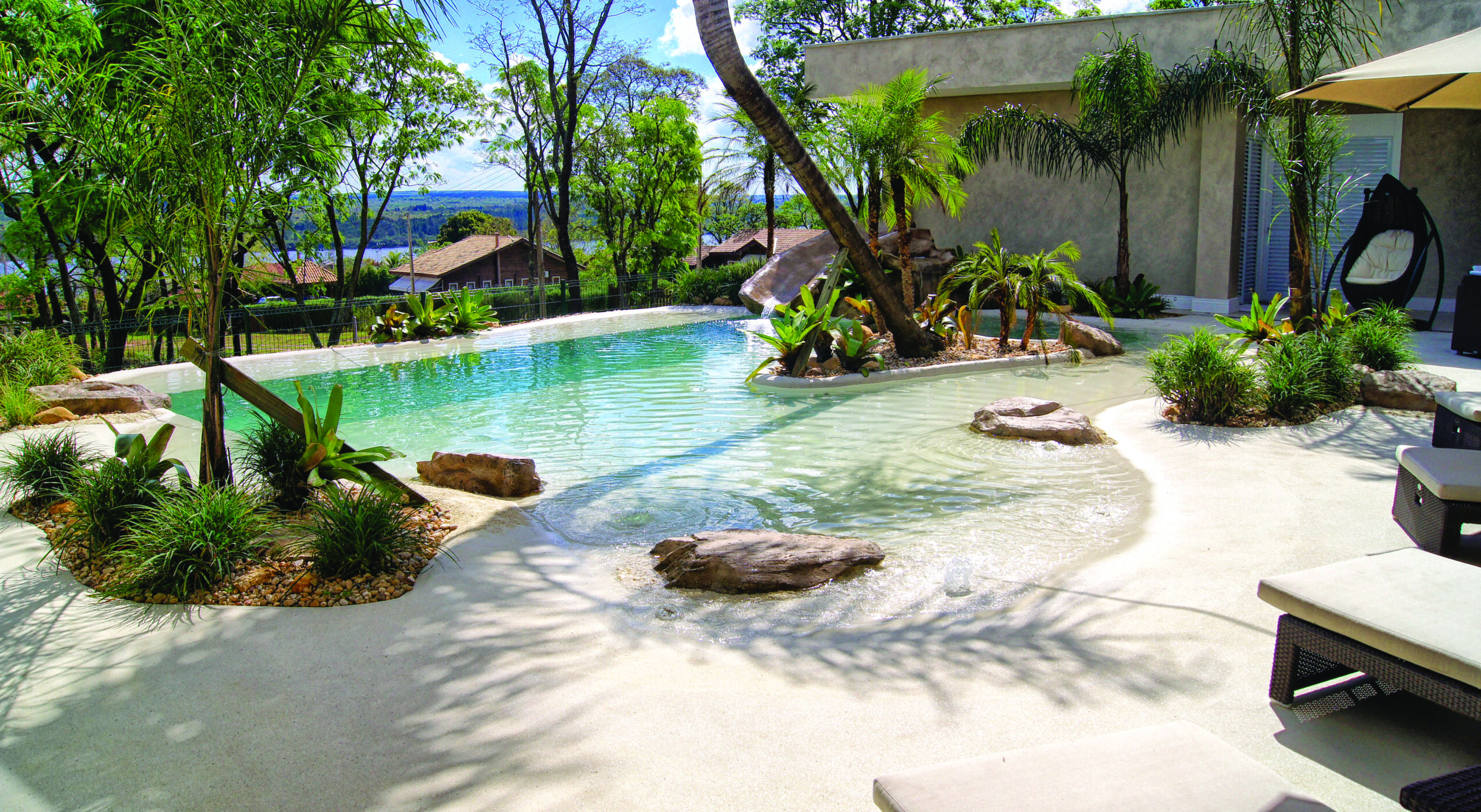 Piscina de praia com revestimentos monoliticos Cristal Pool